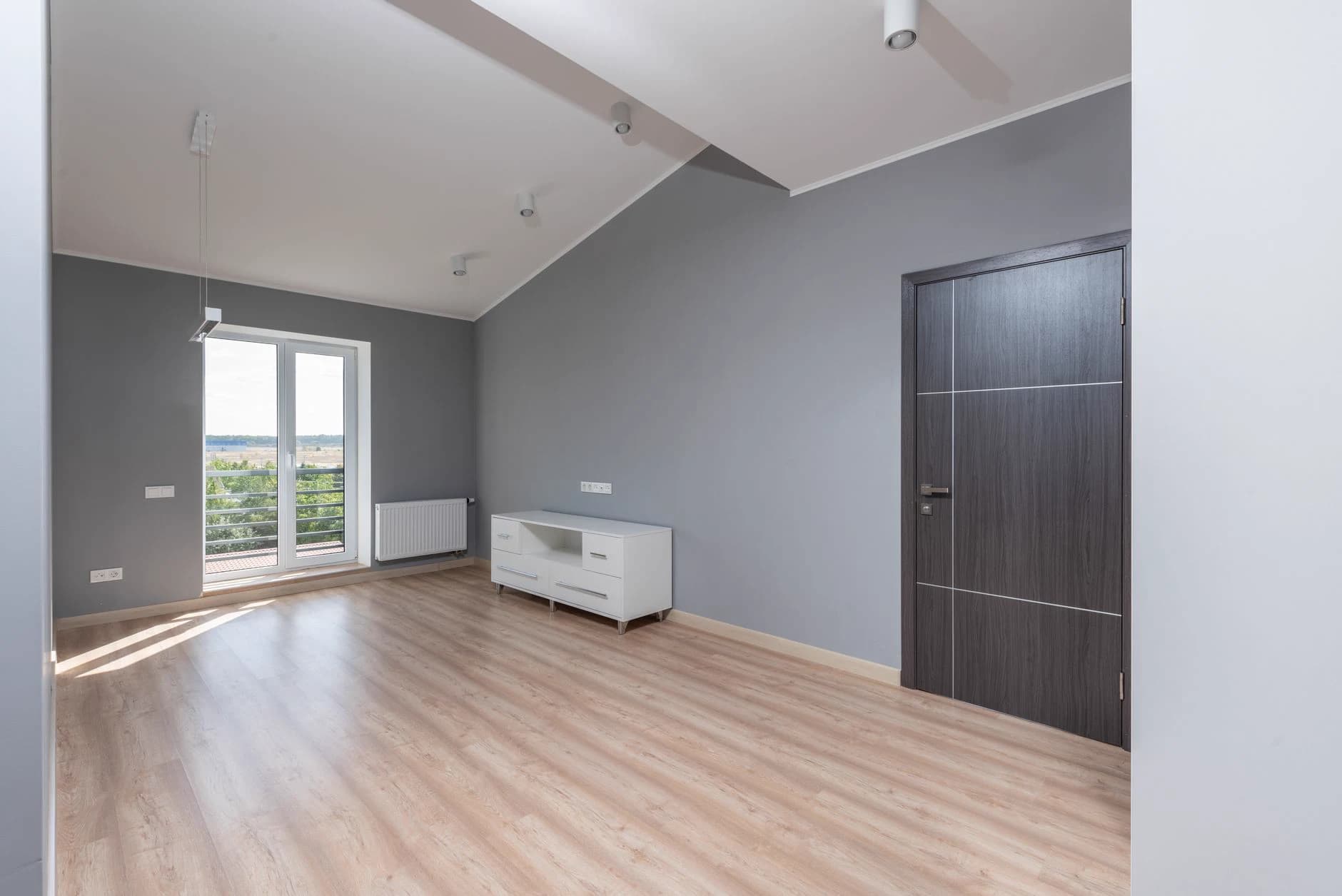 Empty virtual staging example